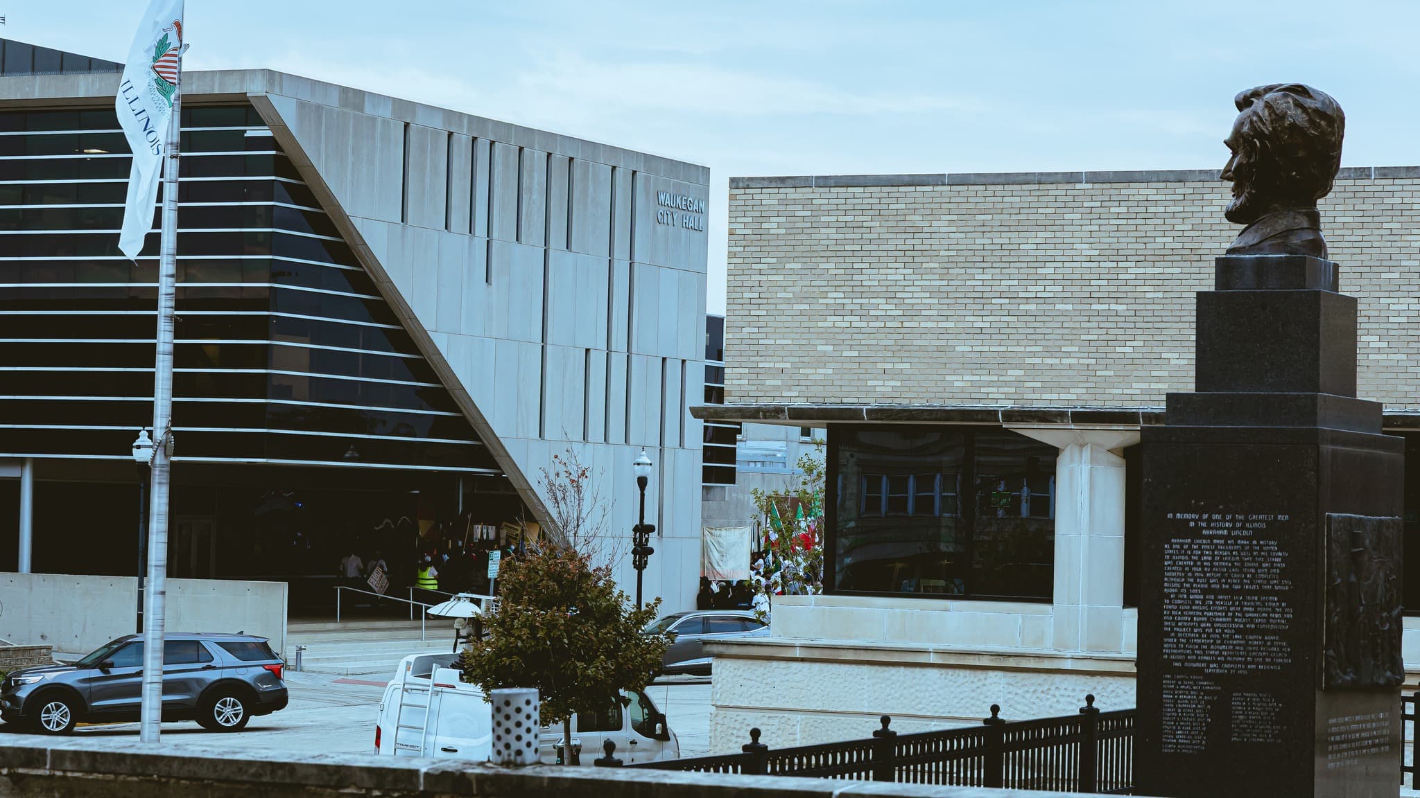 Lincoln Plaza, Waukegan City Hall
